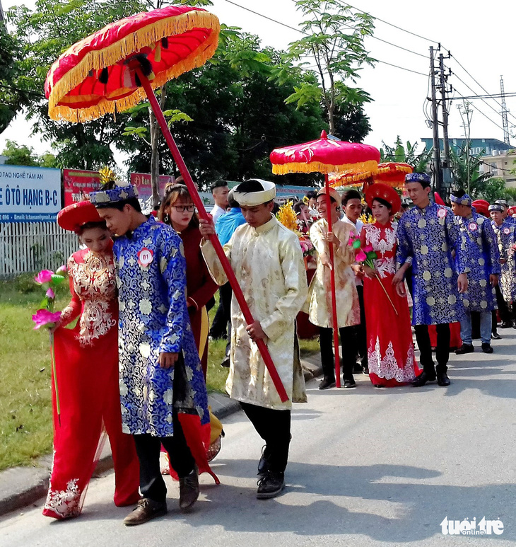 12 cặp vợ chồng trẻ Huế sóng đôi ngày cưới trên xích lô - Ảnh 2.