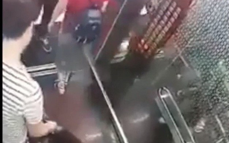 Clip thanh niên để chó phóng uế trong thang máy chung cư, gây bức xúc