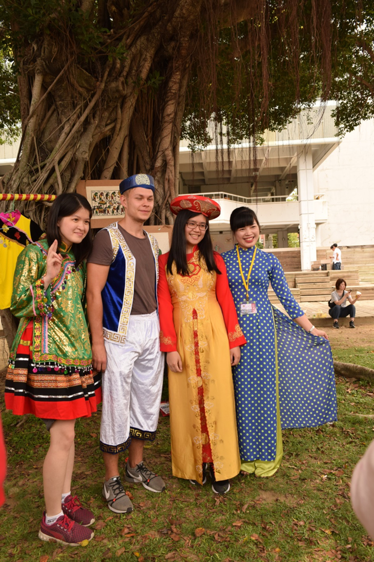 Khách quốc tế đi cầu treo, mặc áo dài tại Tuần lễ văn hóa Việt Nam - Ảnh 3.