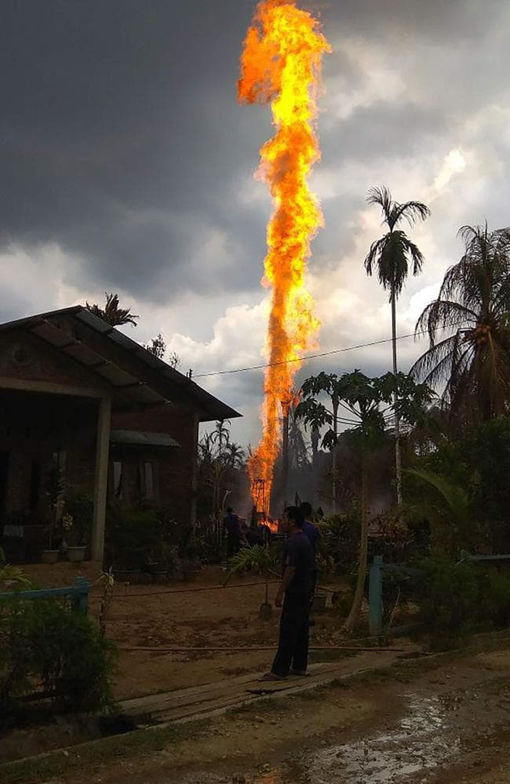 Cháy giếng dầu ở Indonesia, hàng chục người thương vong - Ảnh 2.