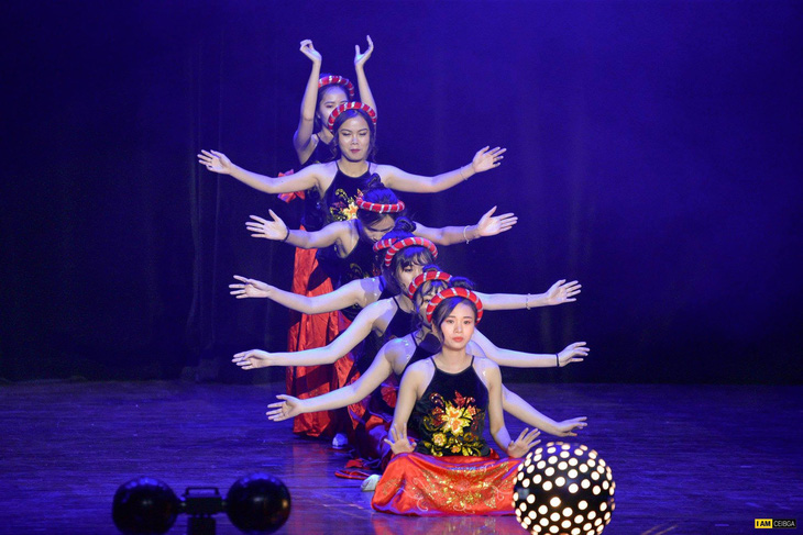 Khách quốc tế đi cầu treo, mặc áo dài tại Tuần lễ văn hóa Việt Nam - Ảnh 5.