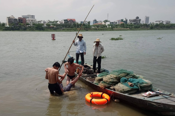 Đà Nẵng: Hai bảo vệ cứu kịp thanh niên nhảy cầu - Ảnh 1.