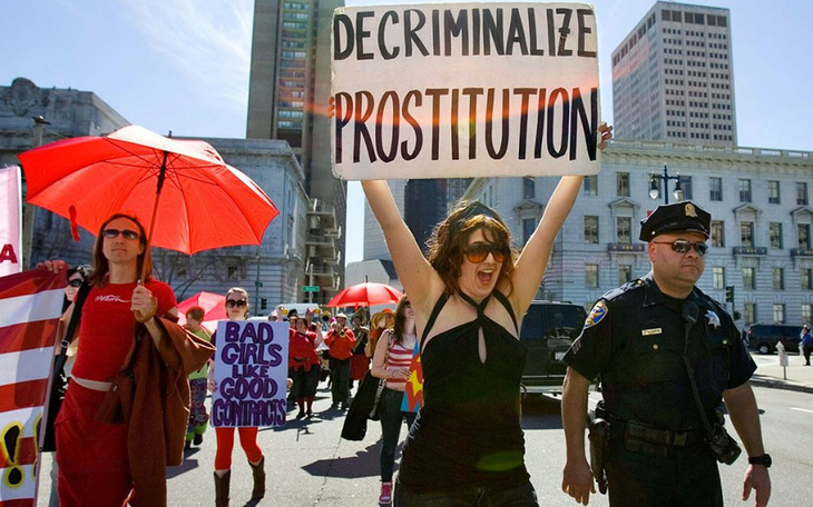 Phố đèn đỏ: LHQ đề nghị hợp pháp hóa mại dâm - Ảnh 1.