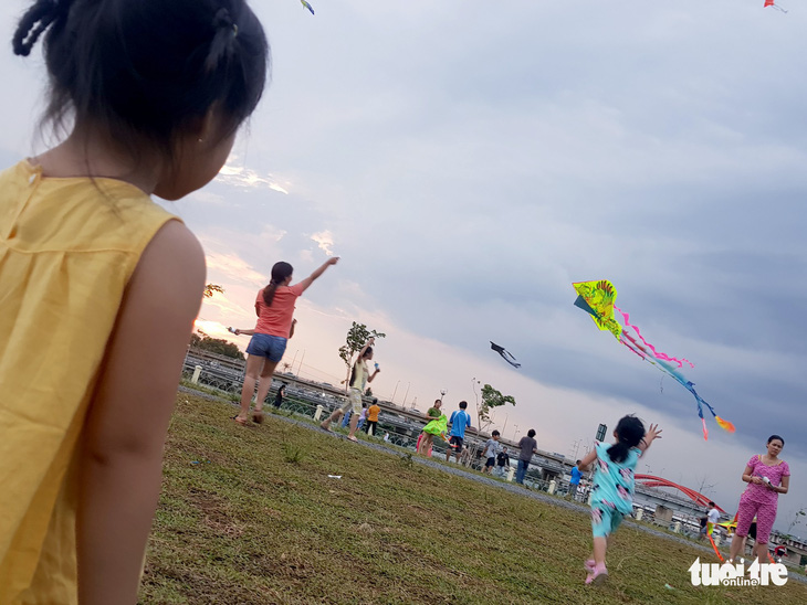 Hàng trăm cánh diều bay lượn bên sông Sài Gòn - Ảnh 3.