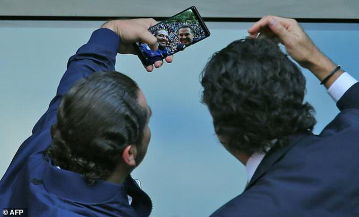Thủ tướng ‘vua selfie’ của Lebanon tung app vận động tranh cử - Ảnh 1.