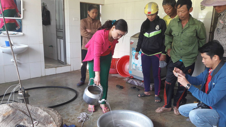 Giếng nước ở Hương Khê nhiễm dầu do thủng bồn dầu doanh nghiệp - Ảnh 2.