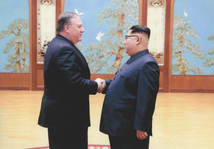 Vì sao Nhà Trắng công bố hình ảnh trùm CIA gặp ông Kim Jong Un? - Ảnh 2.