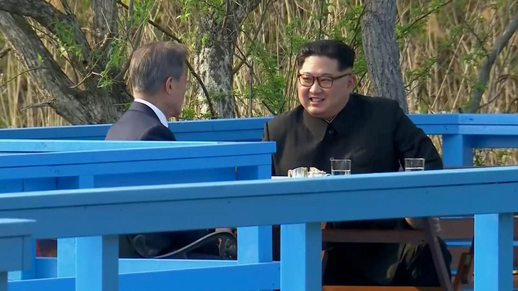 Thế giới bất ngờ với thần thái của Kim Jong Un - Ảnh 1.