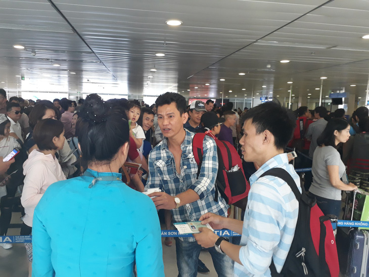 Vietnam Airlines đổi lịch bay sớm 5 tiếng dịp Tết, khách hàng kêu trời - Ảnh 1.