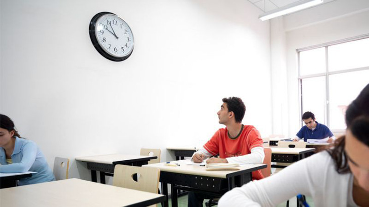 Các trường Anh tháo bỏ đồng hồ vì học sinh không biết coi giờ - Ảnh 1.