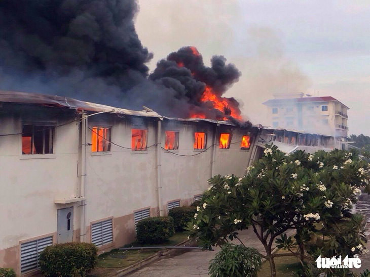 Cháy lớn tại nhà máy dệt sợi ở Khu công nghiệp Long Giang - Ảnh 1.