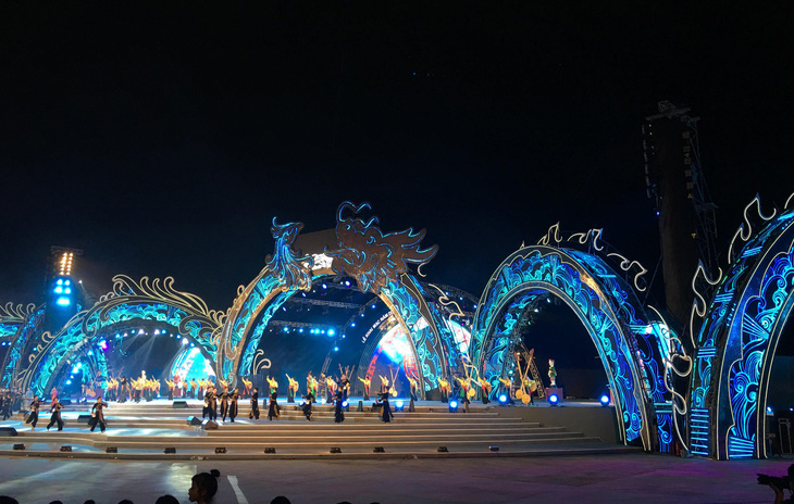 Rực rỡ sắc màu đêm Carnaval Hạ Long - Ảnh 2.