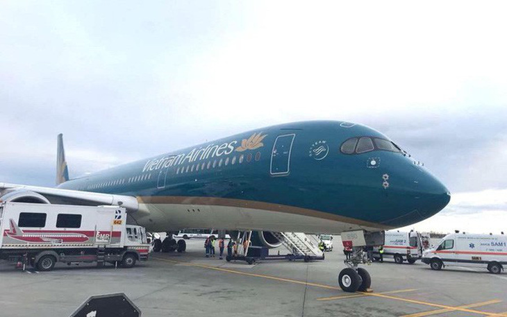 Máy bay Vietnam Airlines hạ cánh khẩn ở Romania cấp cứu khách - Ảnh 1.