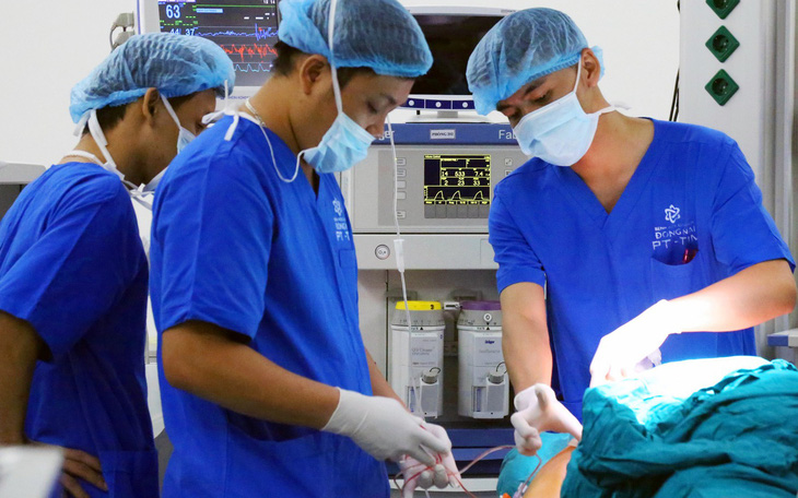 Cả trăm bác sĩ bệnh viện công Đồng Nai, Bình Phước 