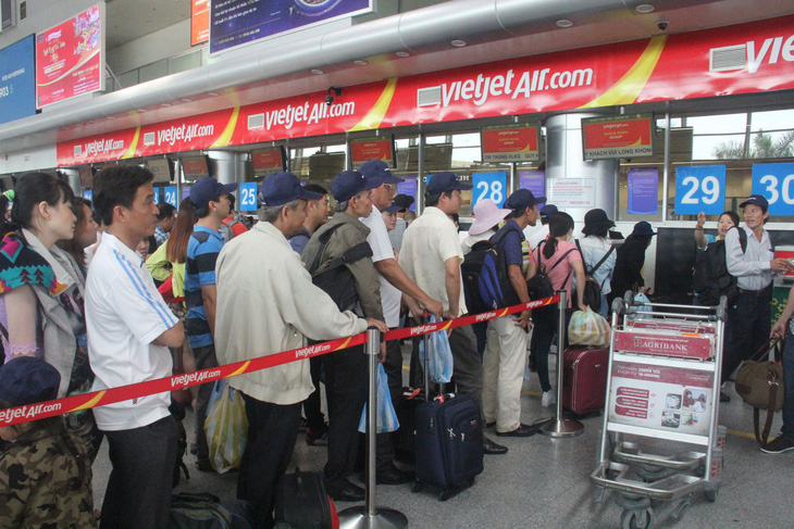 Sân bay Đà Nẵng sửa 1 đường băng, chậm nhiều chuyến bay dịp 30-4 - Ảnh 2.