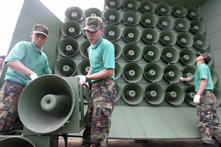 Hàn Quốc tuyên bố dẹp trước dàn loa phóng thanh ở DMZ - Ảnh 1.