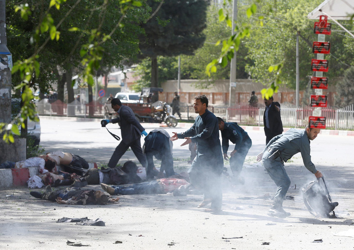 Đánh bom kép ở Kabul, 21 người chết, trong đó có 4 nhà báo - Ảnh 1.