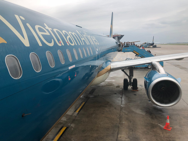 Máy bay Vietnam Airlines hỏng 2 lần, khách vật vờ chờ bay - Ảnh 1.