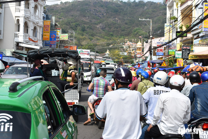 Biển người chật kín trong lăng miếu Núi Sam - Ảnh 1.