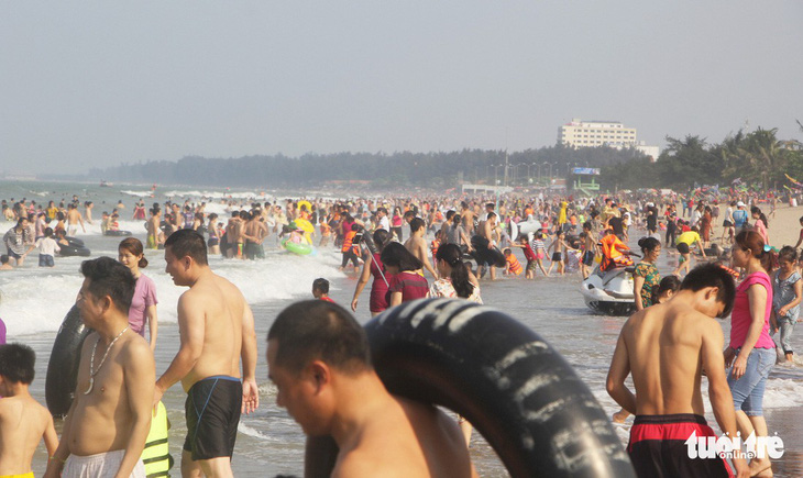 Nha Trang du khách ùn ùn ra đảo, di tích Kim Liên ùn ứ kéo dài - Ảnh 4.