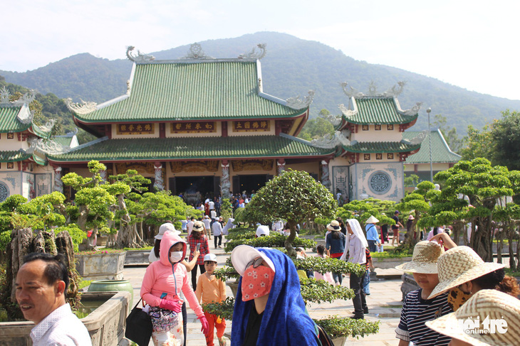 Nghỉ lễ 30-4 đúng rằm, khách thăm chùa Linh Ứng đông nghẹt - Ảnh 4.