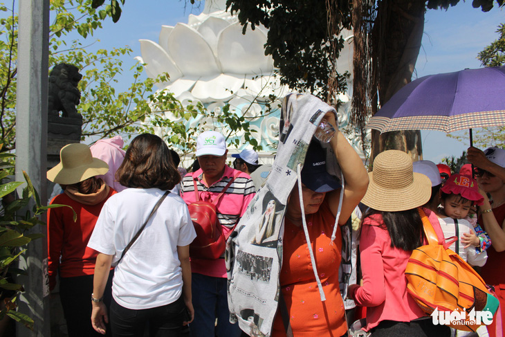 Nghỉ lễ 30-4 đúng rằm, khách thăm chùa Linh Ứng đông nghẹt - Ảnh 6.