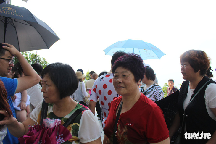 Nghỉ lễ 30-4 đúng rằm, khách thăm chùa Linh Ứng đông nghẹt - Ảnh 9.