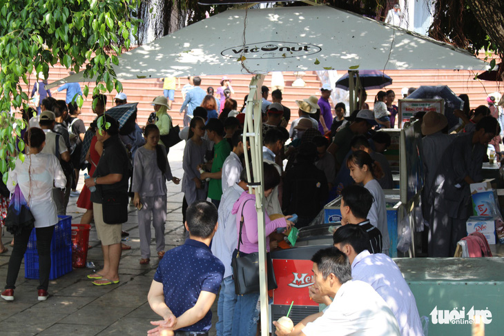 Nghỉ lễ 30-4 đúng rằm, khách thăm chùa Linh Ứng đông nghẹt - Ảnh 10.