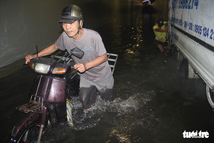 Hầm chui Đà Nẵng thành sông sau cơn mưa đêm - Ảnh 1.