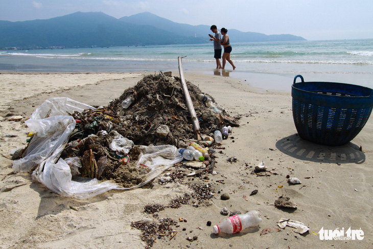 Bãi biển Đà Nẵng ngập rác sau mưa lớn - Ảnh 2.