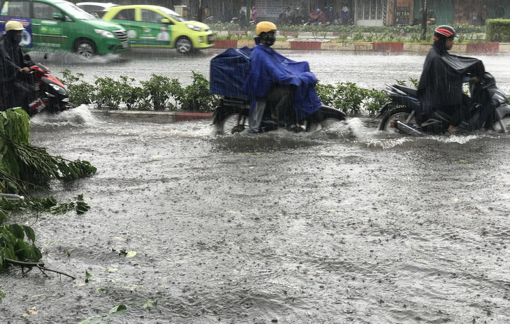 Vừa mưa giải nhiệt, nhiều đường Sài Gòn đã ngập sâu - Ảnh 4.