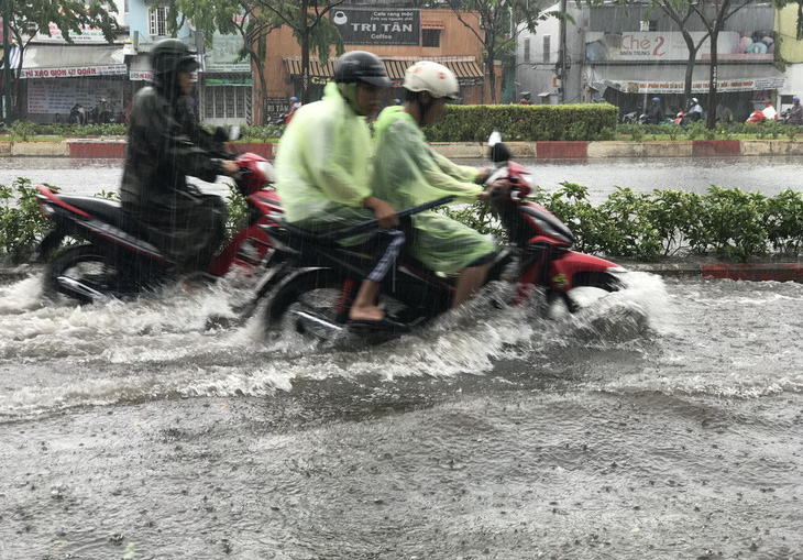 Vừa mưa giải nhiệt, nhiều đường Sài Gòn đã ngập sâu - Ảnh 3.
