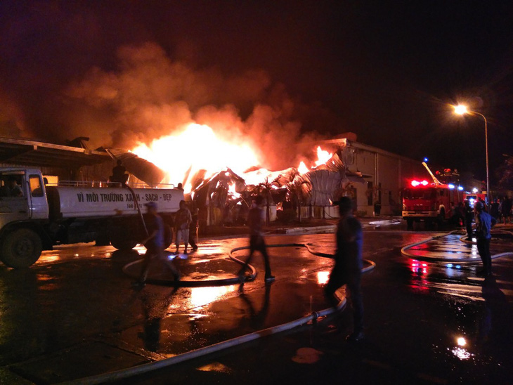 Cháy lớn tại kho sợi trong khu công nghiệp ở Móng Cái - Ảnh 3.