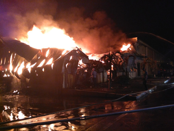 Cháy lớn tại kho sợi trong khu công nghiệp ở Móng Cái - Ảnh 2.