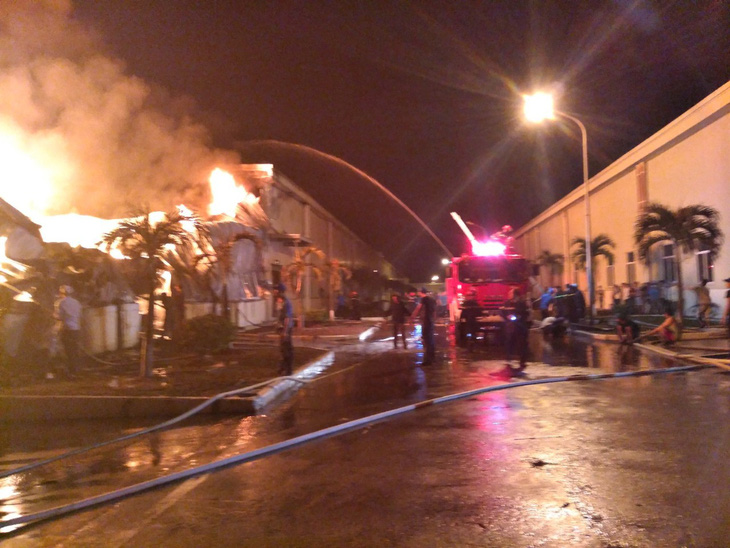 Cháy lớn tại kho sợi trong khu công nghiệp ở Móng Cái - Ảnh 1.