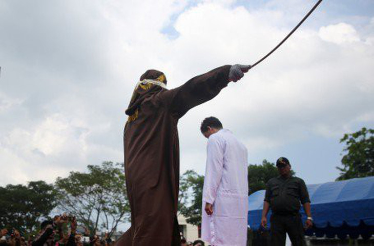 Bốn người Indonesia có thể bị phạt roi vì nghi hành vi tình dục đồng giới - Ảnh 2.