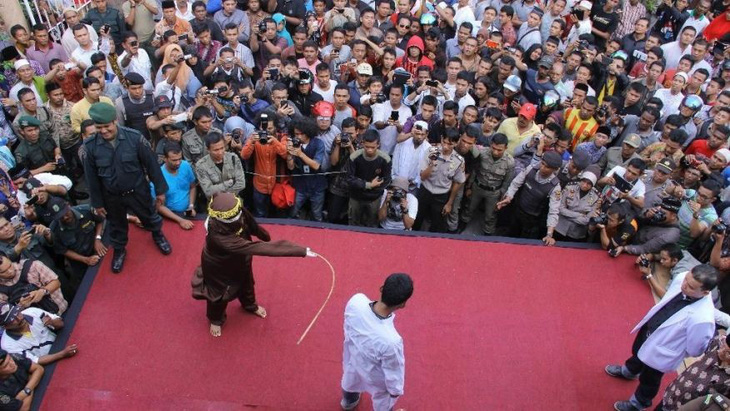 Bốn người Indonesia có thể bị phạt roi vì nghi hành vi tình dục đồng giới - Ảnh 1.