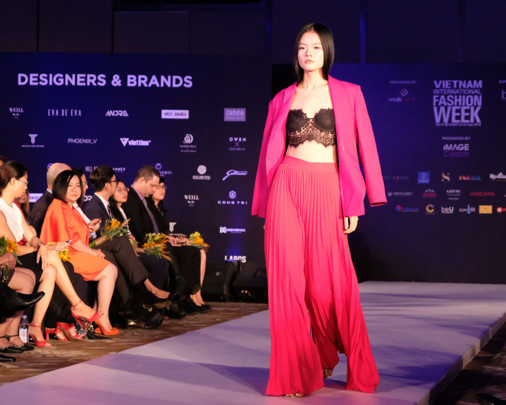 30 nhà thiết kế, 400 người mẫu tham gia Tuần lễ thời trang quốc tế  - Ảnh 4.