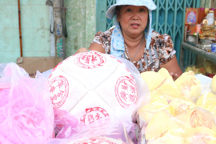 Dạo phố người Hoa mua đồ cúng Tết Thanh Minh - Ảnh 1.