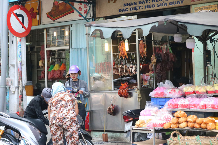 Dạo phố người Hoa mua đồ cúng Tết Thanh Minh - Ảnh 3.