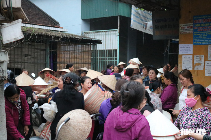 Phiên chợ nón làng Chuông bán chạy khắp nơi, mua ngồi 1 chỗ - Ảnh 3.