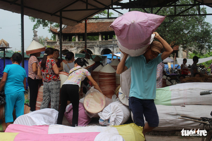 Phiên chợ nón làng Chuông bán chạy khắp nơi, mua ngồi 1 chỗ - Ảnh 9.