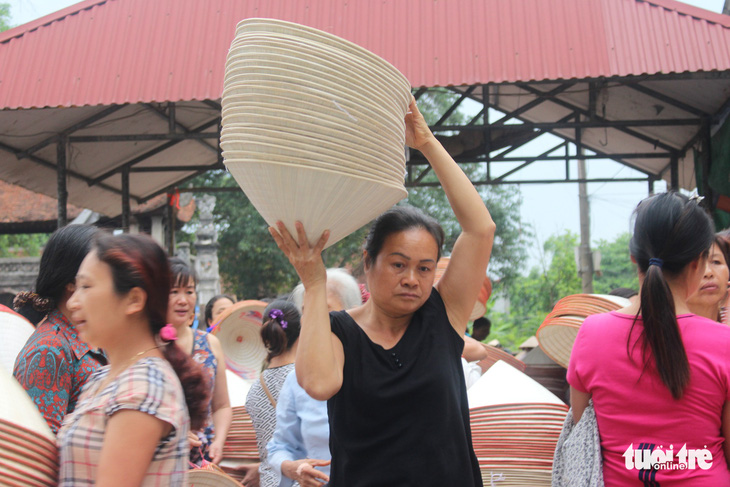 Phiên chợ nón làng Chuông bán chạy khắp nơi, mua ngồi 1 chỗ - Ảnh 4.
