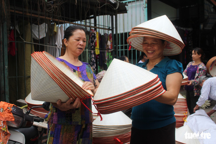 Phiên chợ nón làng Chuông bán chạy khắp nơi, mua ngồi 1 chỗ - Ảnh 5.