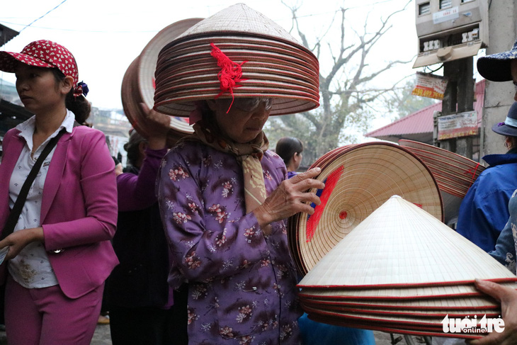 Phiên chợ nón làng Chuông bán chạy khắp nơi, mua ngồi 1 chỗ - Ảnh 7.