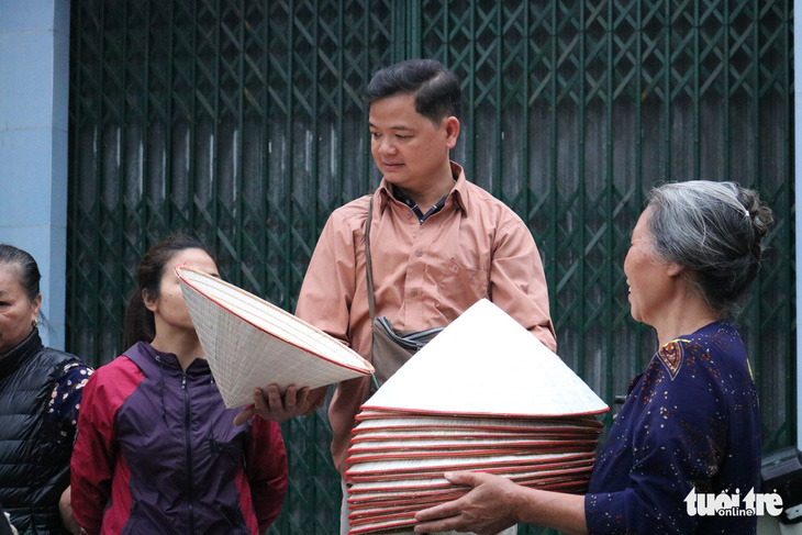 Phiên chợ nón làng Chuông bán chạy khắp nơi, mua ngồi 1 chỗ - Ảnh 8.