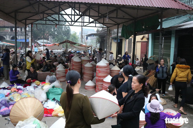 Phiên chợ nón làng Chuông bán chạy khắp nơi, mua ngồi 1 chỗ - Ảnh 1.