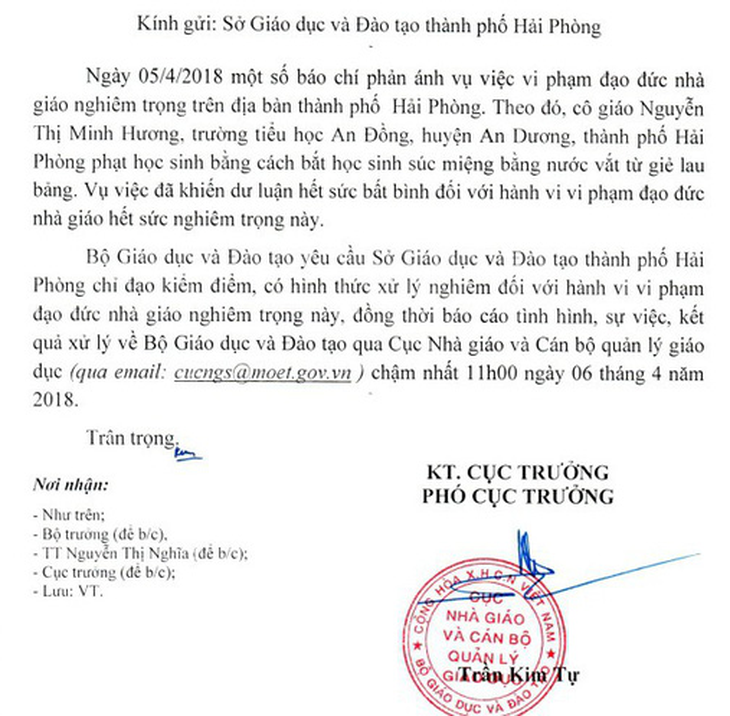 Yêu cầu xử nghiêm cô giáo bắt học sinh uống nước giặt giẻ lau bảng - Ảnh 2.