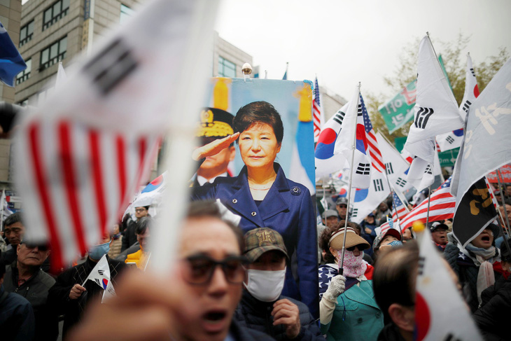 Cựu tổng thống Park Geun Hye: Từ Nhà Xanh đến nhà tù - Ảnh 1.