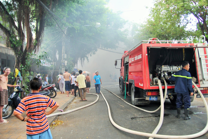 Cháy liên tục 2 giờ ở Mỹ Tho, 7 căn nhà bị thiêu rụi - Ảnh 2.